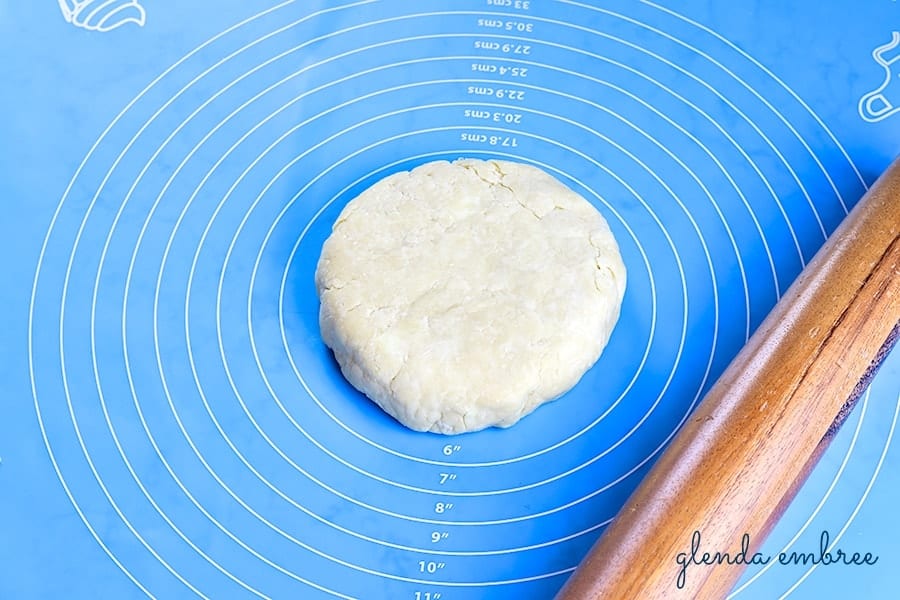 pie crust disc for homemade apple pie on silicone mat