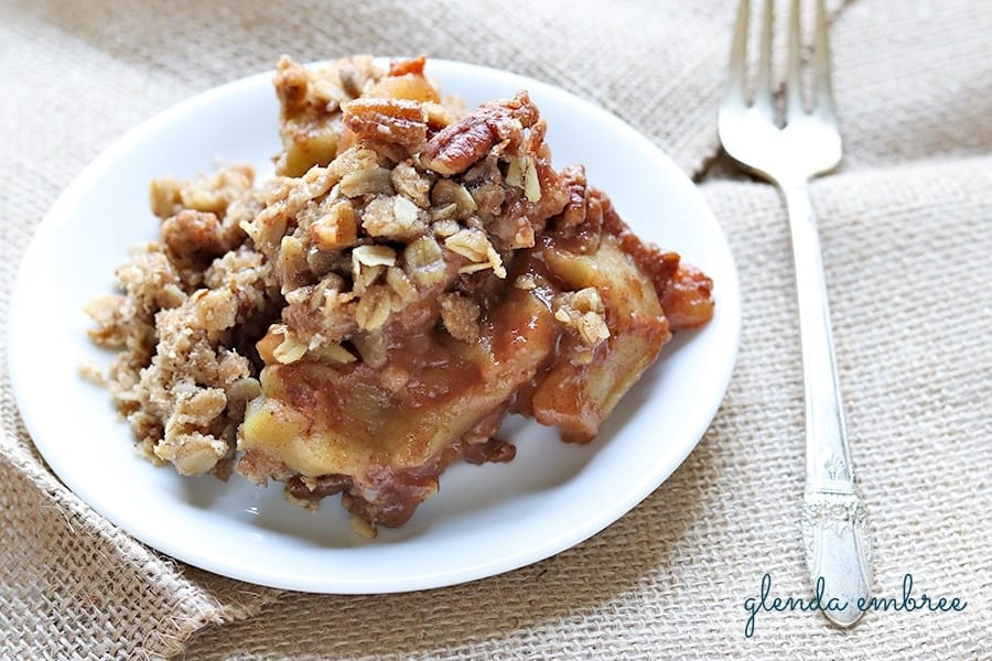 apple crisp made with juicy fall apples for dessert