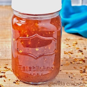 de Sweet Chili Sauce in a mason jar