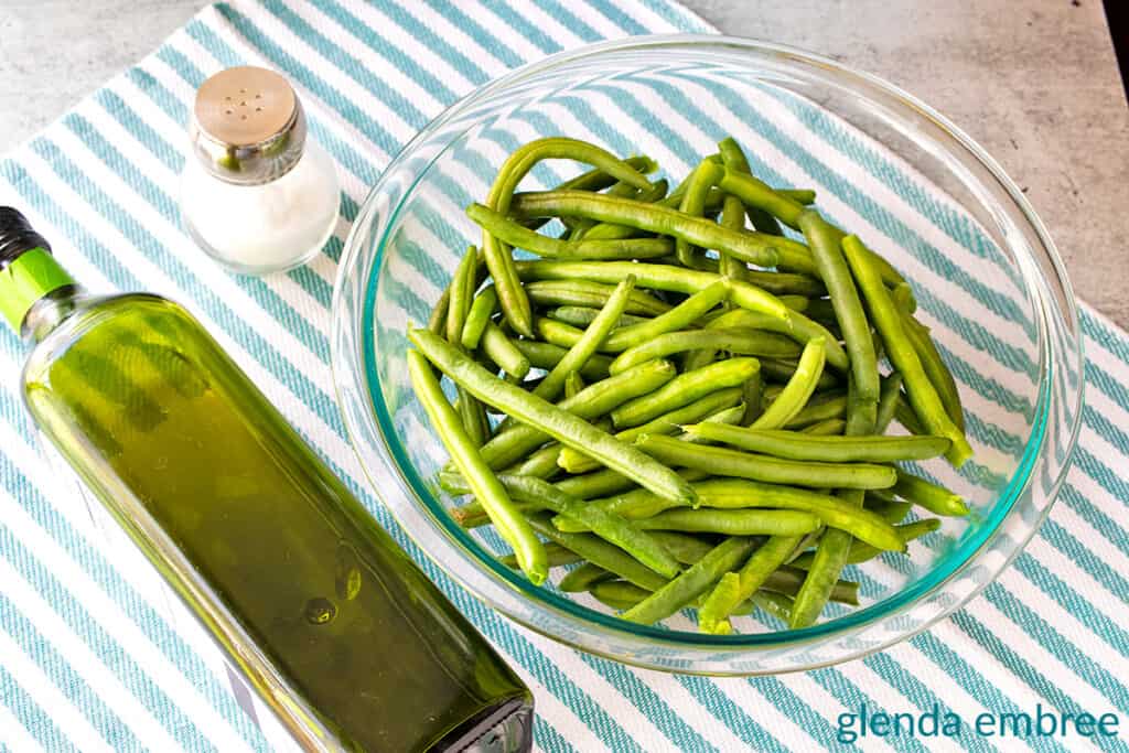 ingredients for air fryer green beans - fresh green beans, avocado oil and salt