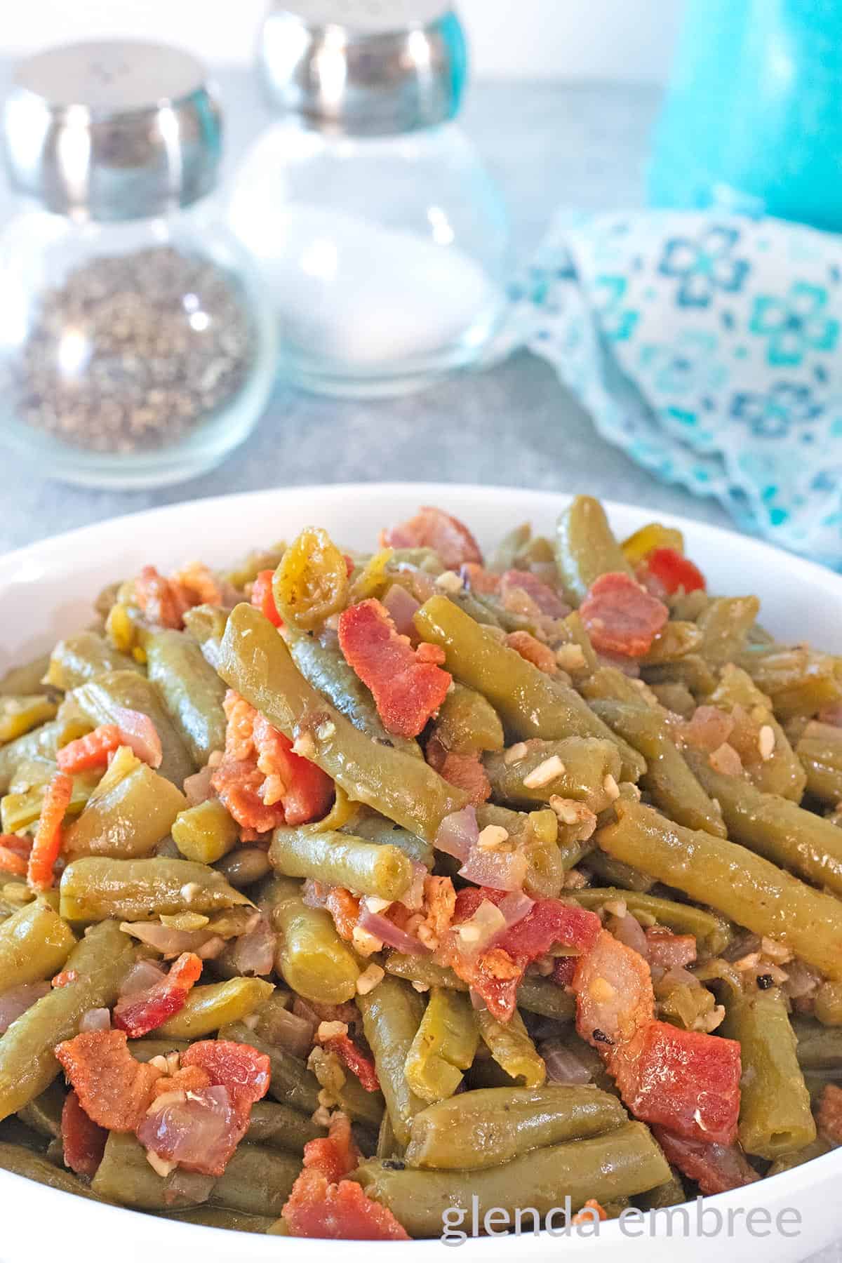 Copycat Texas Roadhouse Green Beans (Green Beans with Bacon) - Glenda ...