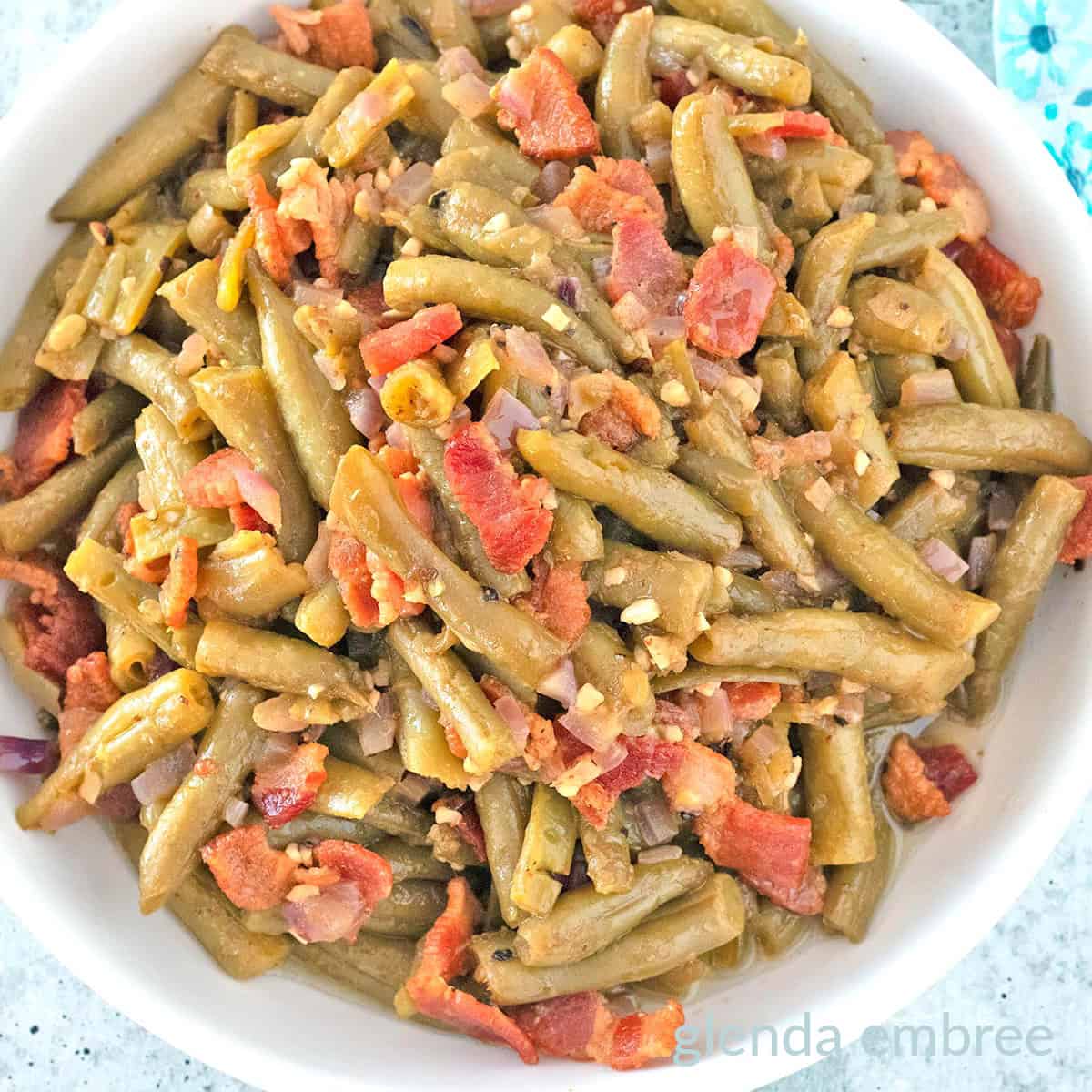 Copycat Texas Roadhouse Green Beans (Green Beans with Bacon)